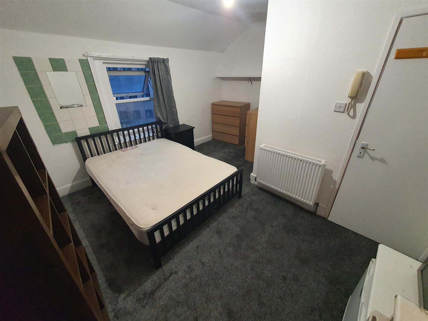 Room Wayside Road in Bournemouth