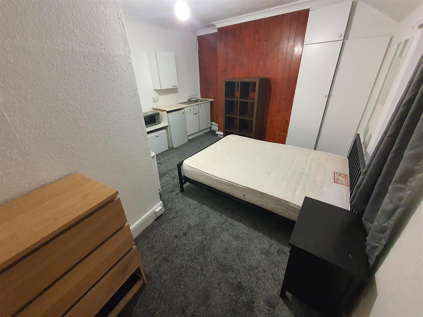 Room Wayside Road in Bournemouth