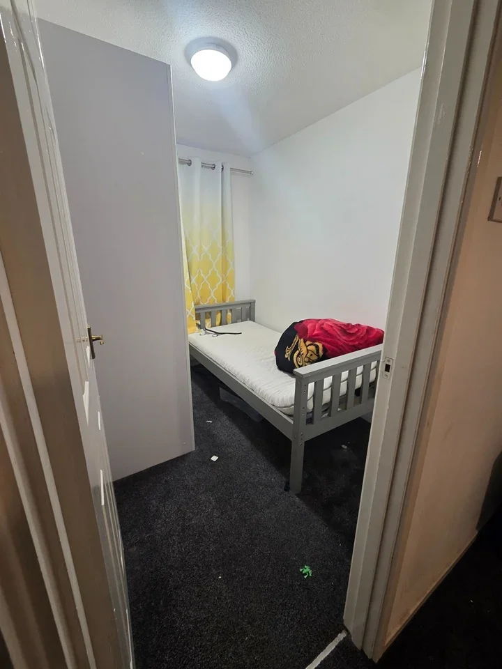 Room Sandown Road in Slough