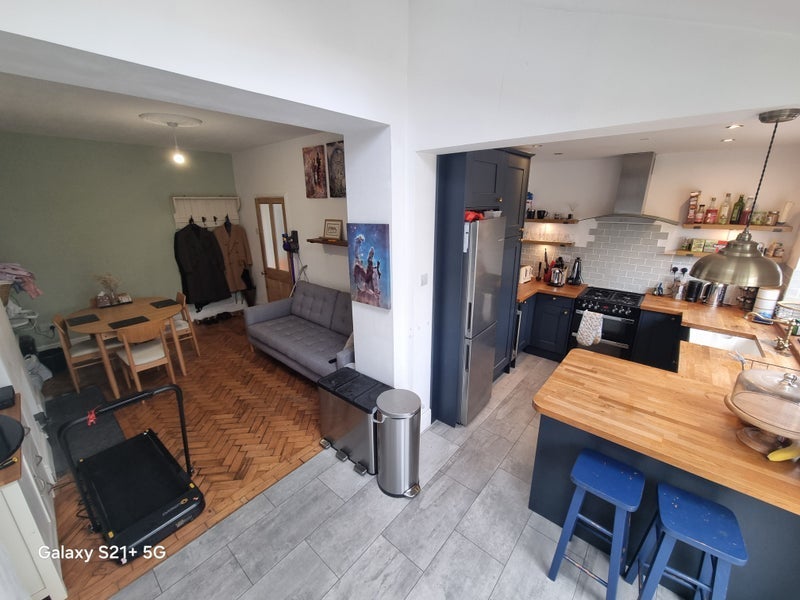 Room Clydach Street in Cardiff