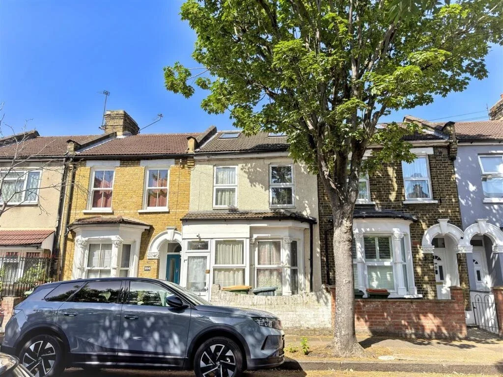 Room Holbrook Road in Greater London