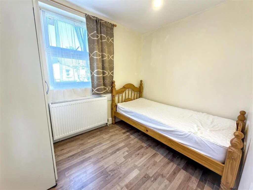 Room Holbrook Road in Greater London