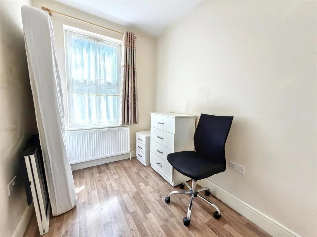 Room Holbrook Road in Greater London