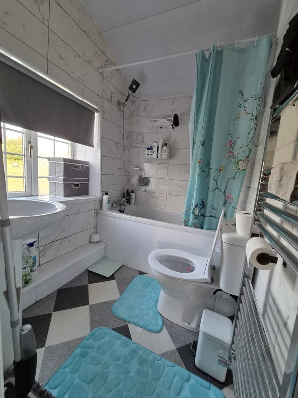 Room Blackamoor Road in Guide
