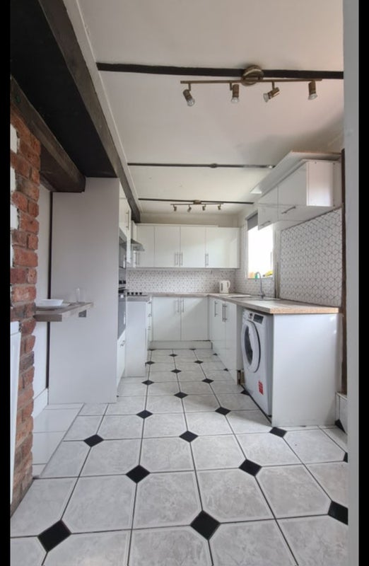 Room Blackamoor Road in Guide