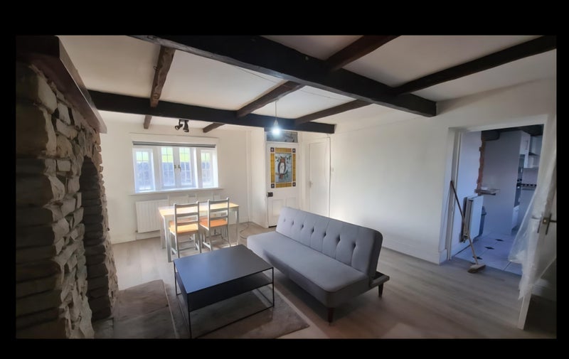 Room Blackamoor Road in Guide