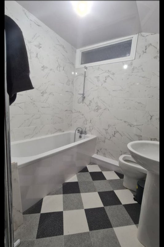 Room Blackamoor Road in Guide