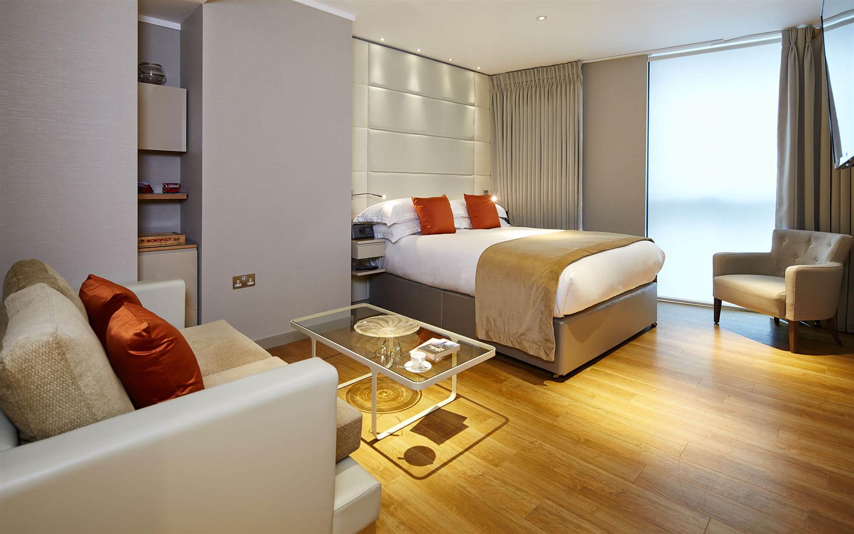 Flat Sugar Quay Walk in City of London