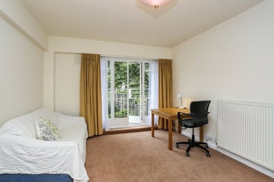 Flat Courtfield Gardens in Greater London