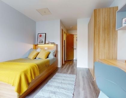 Room Empire Way in Greater London