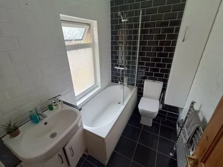 Room Gladding Road in Greater London