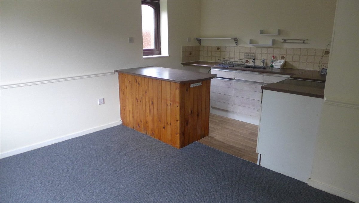 Flat Dawes Close in Coventry