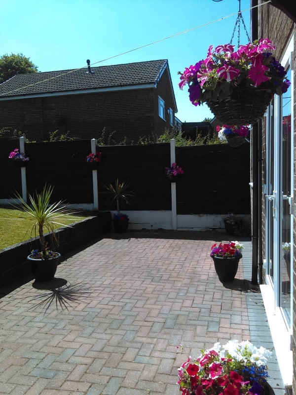 Room Welland Avenue in Heywood