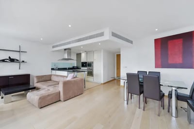 Flat Hertsmere Road in Greater London