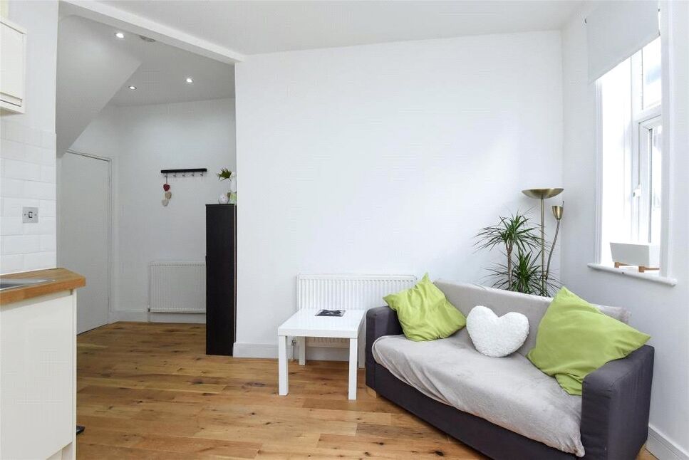 Flat Pollards Hill North in Greater London