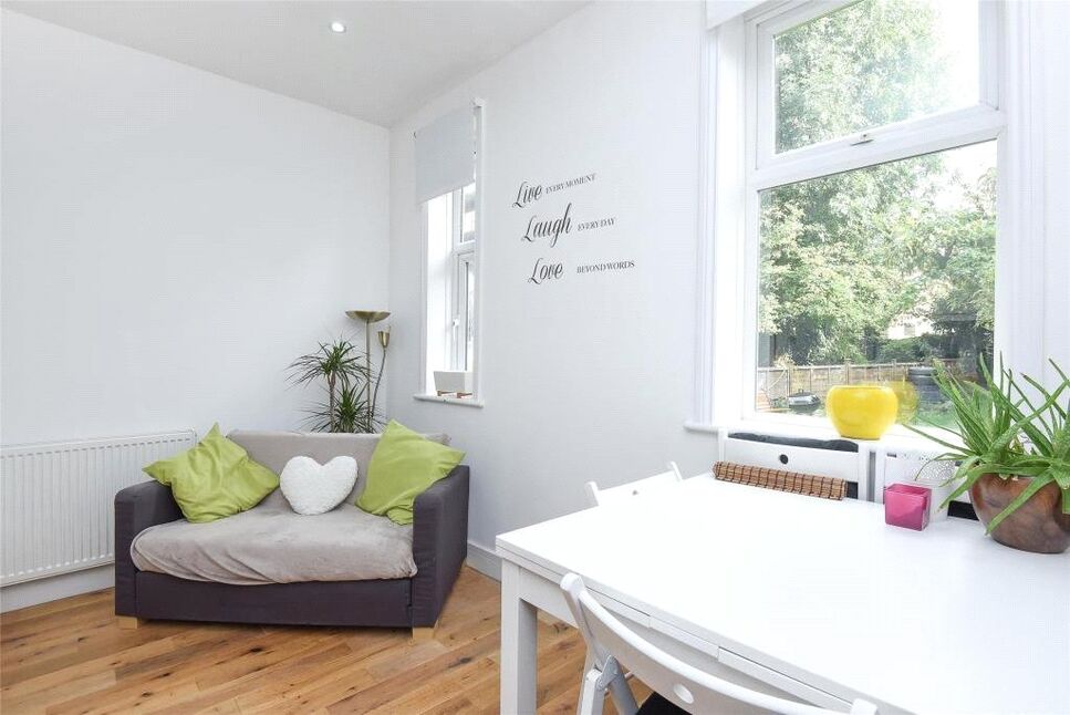 Flat Pollards Hill North in Greater London