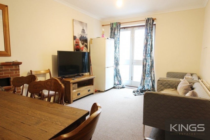 Flat Cedar Road in Southampton