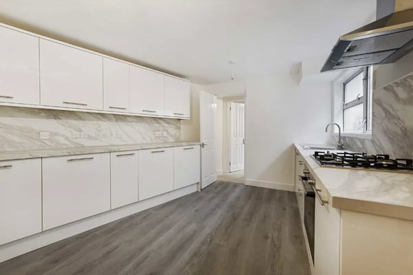 Flat Clapham High Street in Greater London
