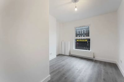 Flat Clapham High Street in Greater London