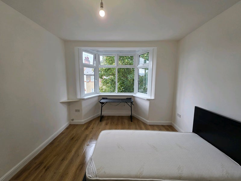 Room Chesterfield Road in Greater London