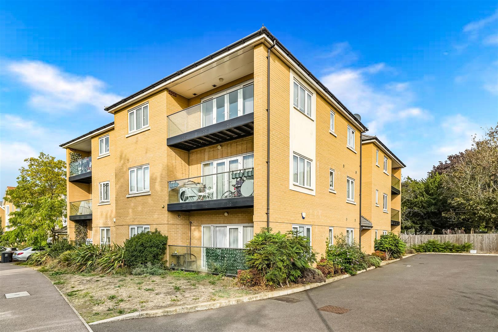 Flat Bakery Close in Greater London