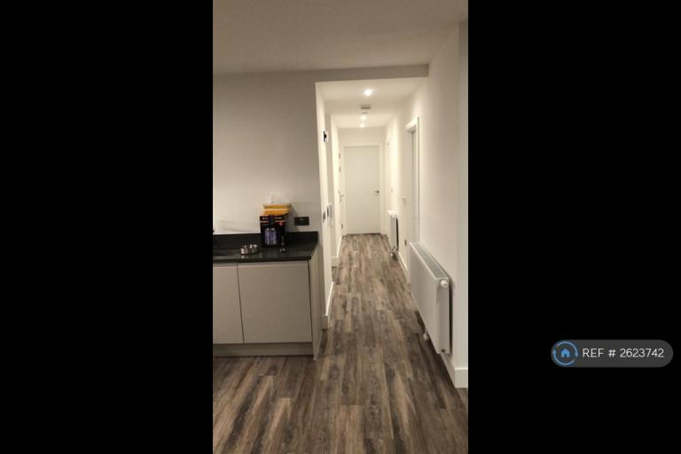 Flat Silvertown Way in Greater London