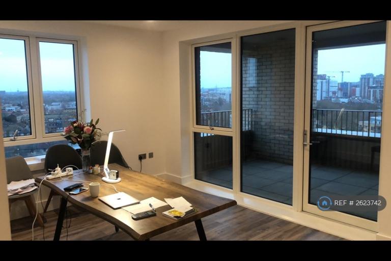 Flat Silvertown Way in Greater London