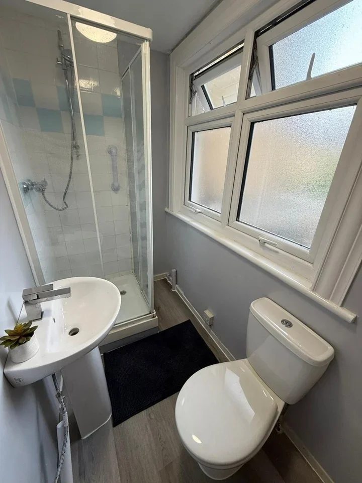Room Cranwich Road in Greater London