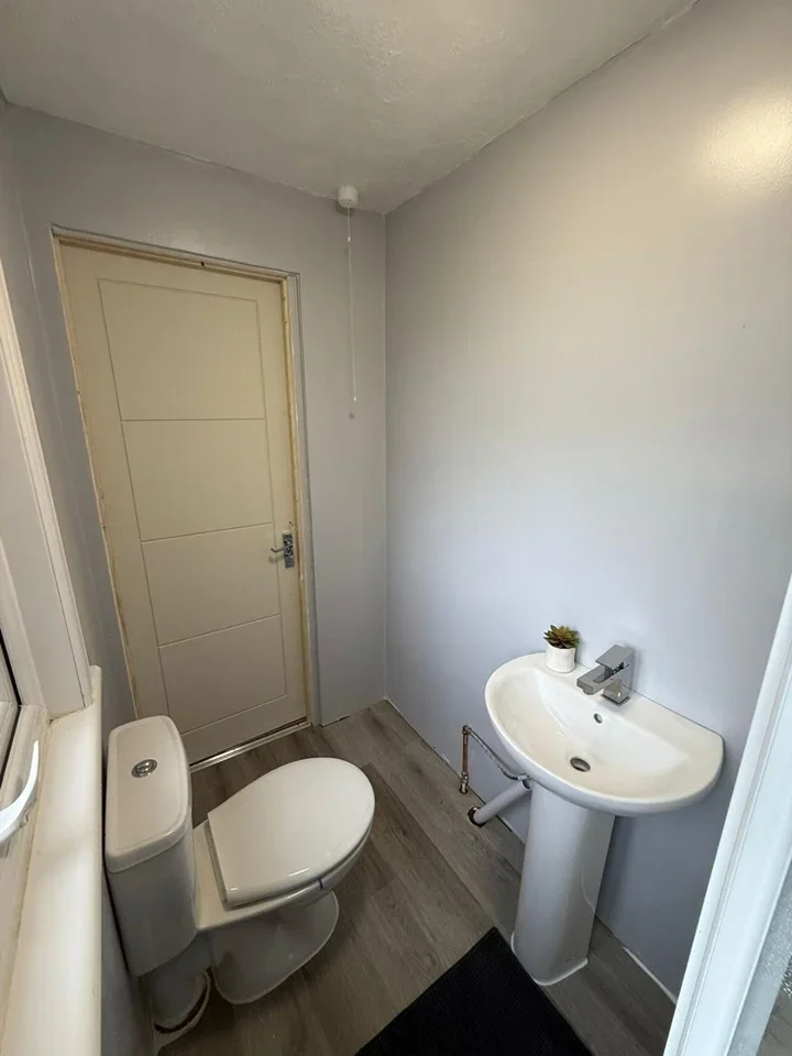 Room Cranwich Road in Greater London