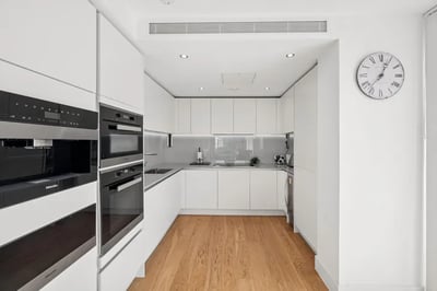Flat Chiswick High Road in Greater London