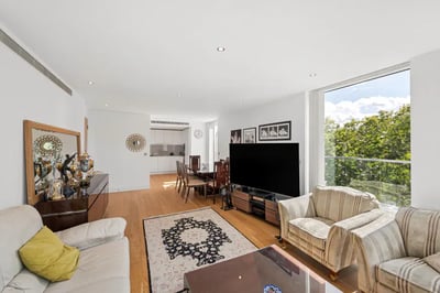 Flat Chiswick High Road in Greater London