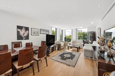 Flat Chiswick High Road in Greater London