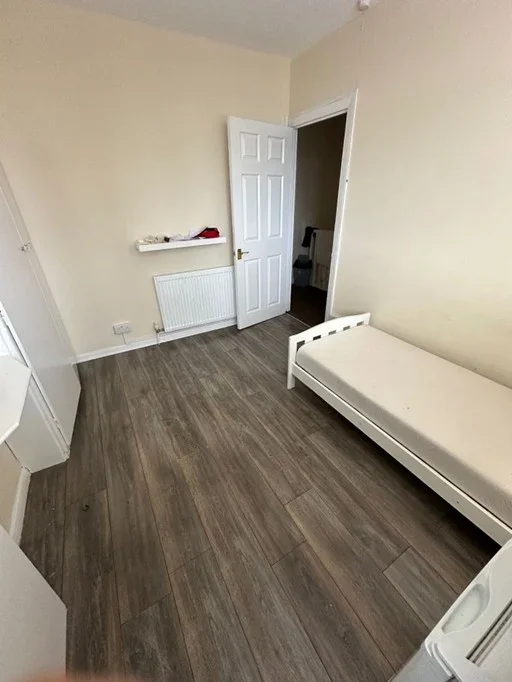 Room Grosvenor Crescent in Dartford