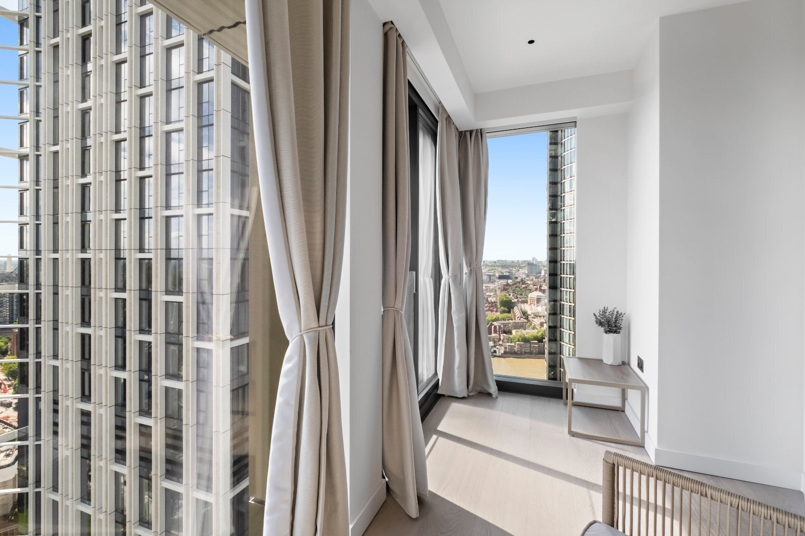 Flat Nine Elms Lane in Greater London