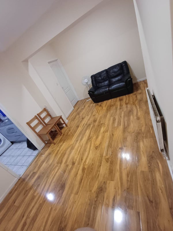 Room High Street South in Greater London