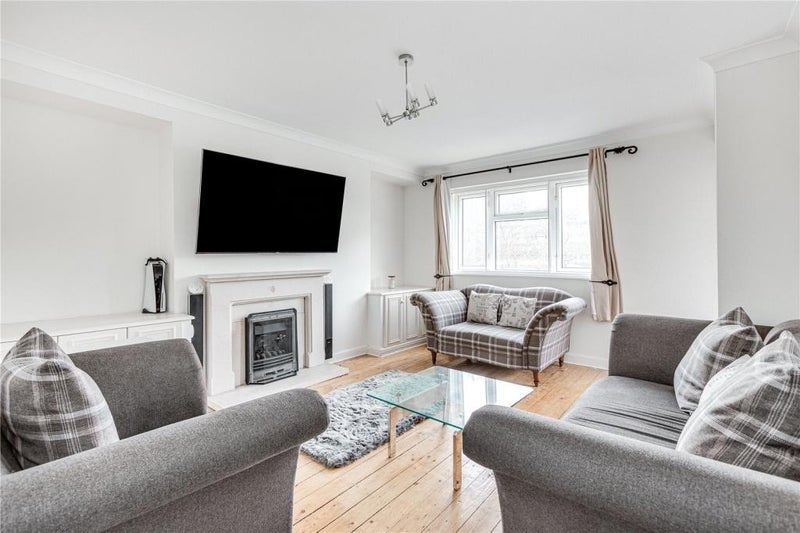Room Upper Richmond Road West in Greater London