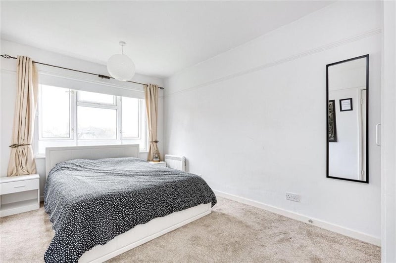 Room Upper Richmond Road West in Greater London