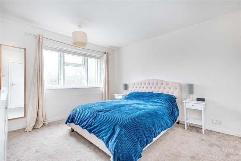 Room Upper Richmond Road West in Greater London