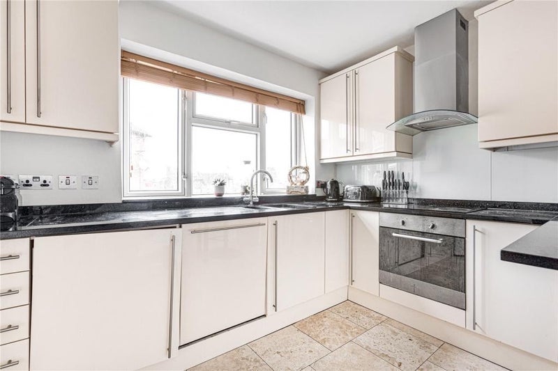 Room Upper Richmond Road West in Greater London