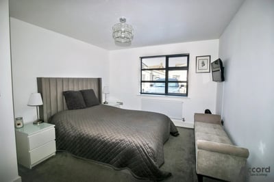 Flat Camellia Close in London