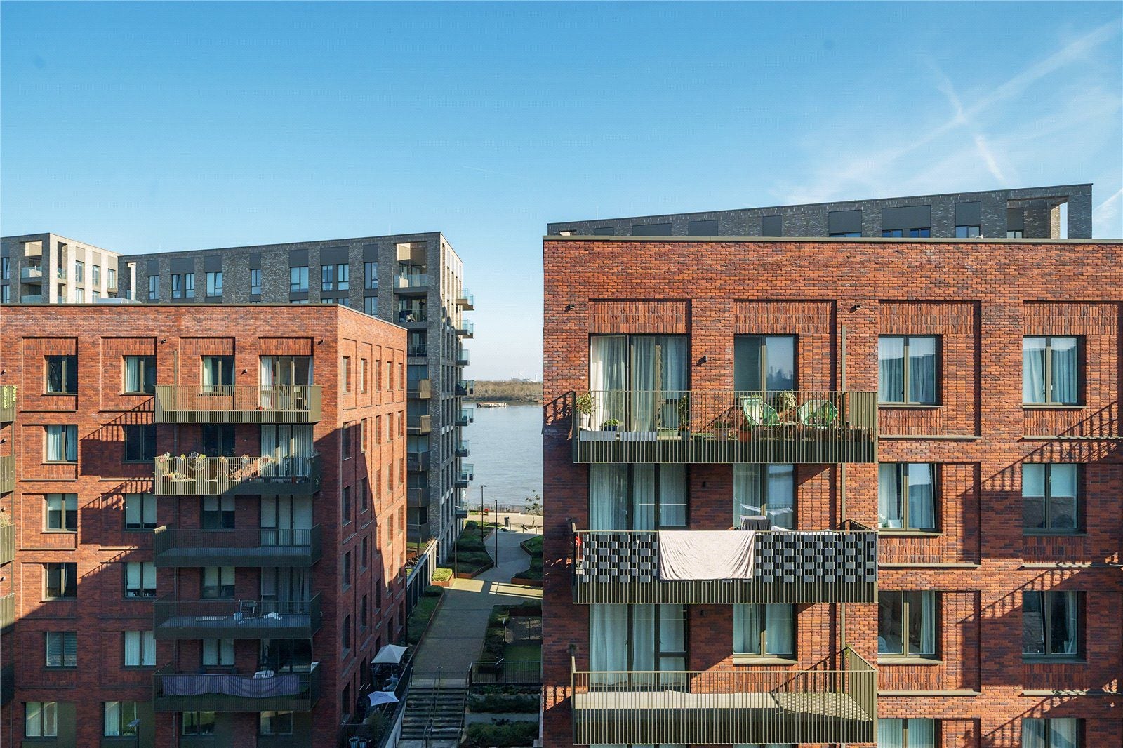 Flat Frobisher Yard in Greater London
