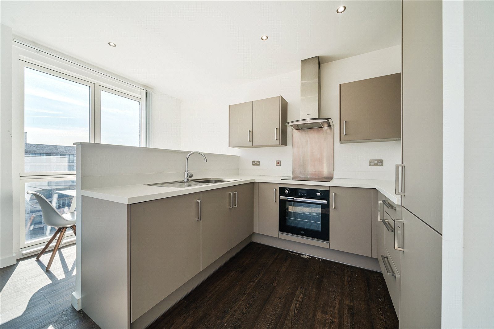 Flat Frobisher Yard in Greater London