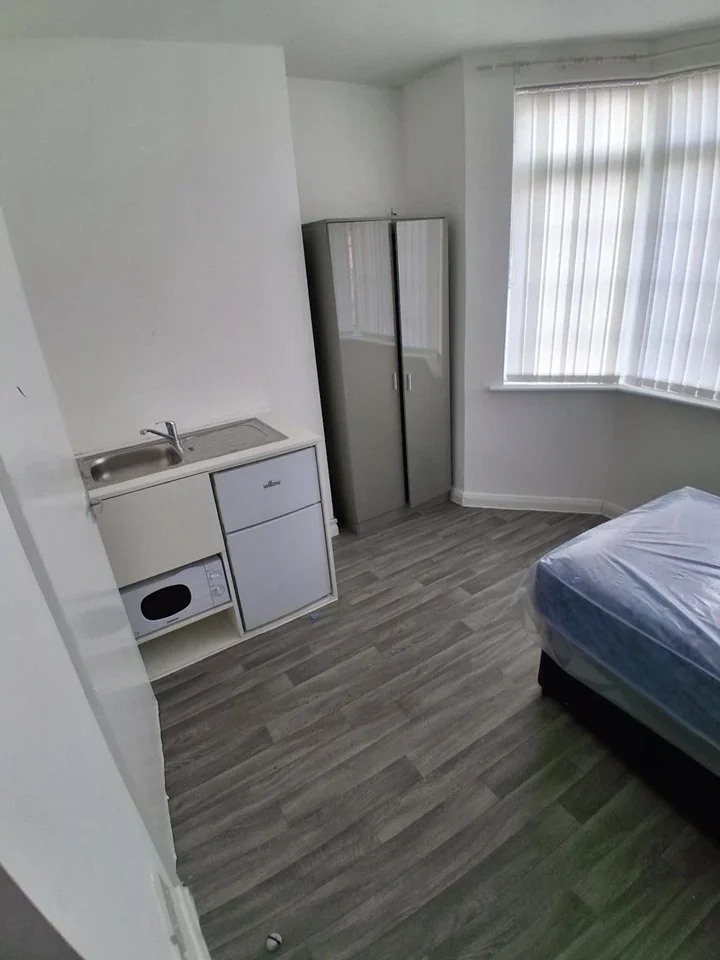Room Kingston Road in Luton