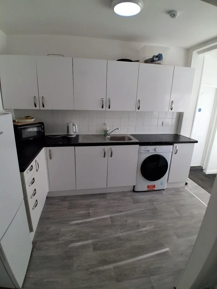 Room Kingston Road in Luton