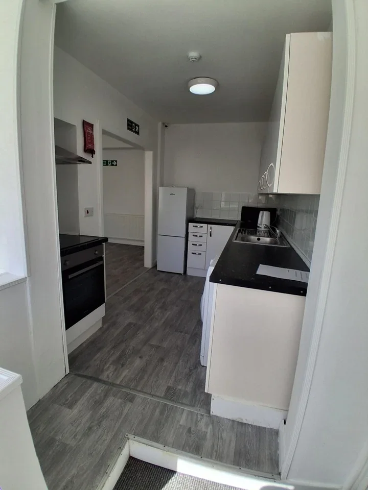 Room Kingston Road in Luton