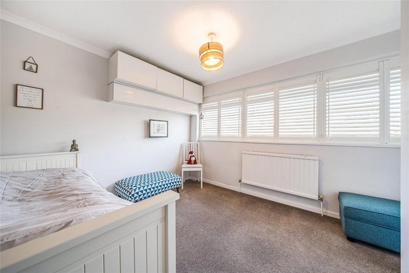 Room Place Farm Avenue in Greater London