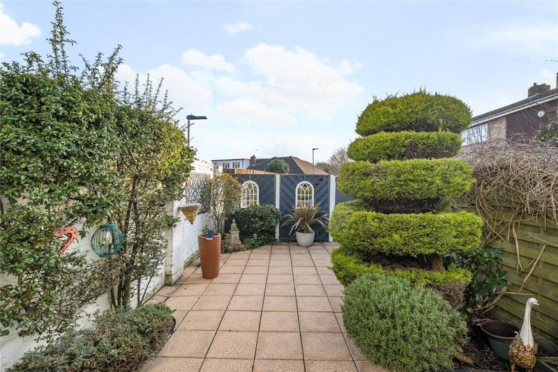 Room Place Farm Avenue in Greater London