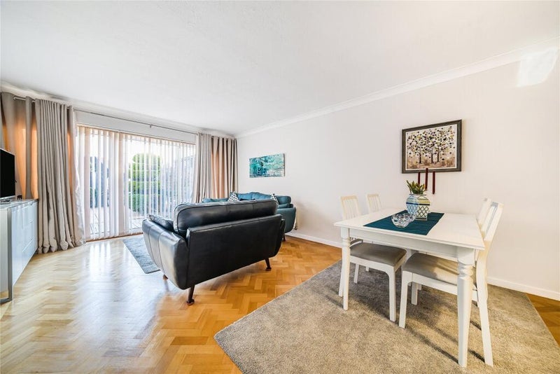 Room Place Farm Avenue in Greater London