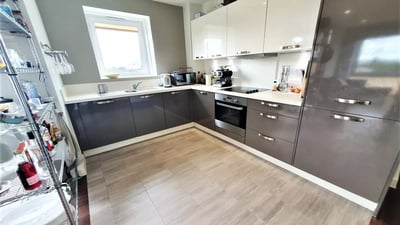 Flat Hayling Way in Greater London