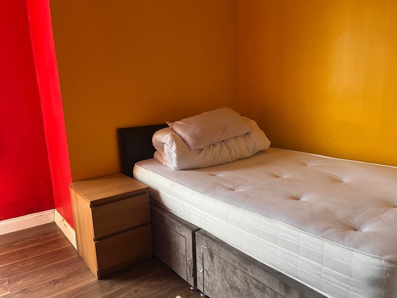 Room Newlands Road in Greater London
